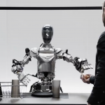 AI 初创公司展示了融入 OpenAI 技术的人型机器人